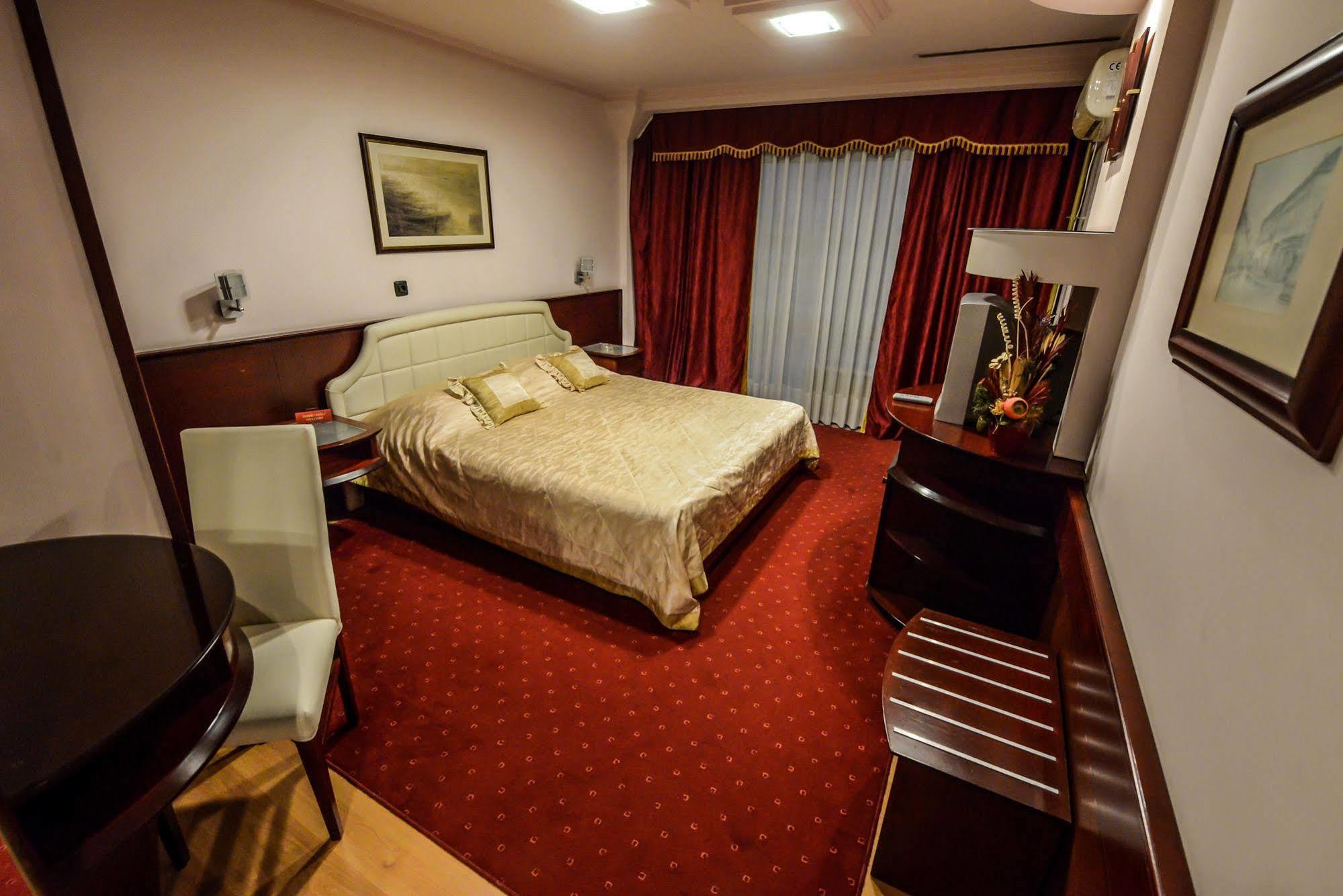 Hotel Park Újvidék Kültér fotó
